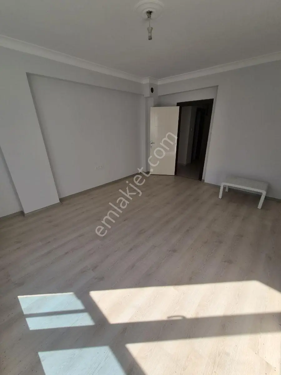 Alemdağ Da 1.kotta Altı Daire.kat Konumunda 3+1 Masrafsız Daire — fotoğraf 7