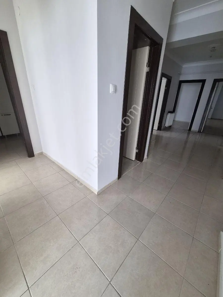 Alemdağ Da 1.kotta Altı Daire.kat Konumunda 3+1 Masrafsız Daire — fotoğraf 22