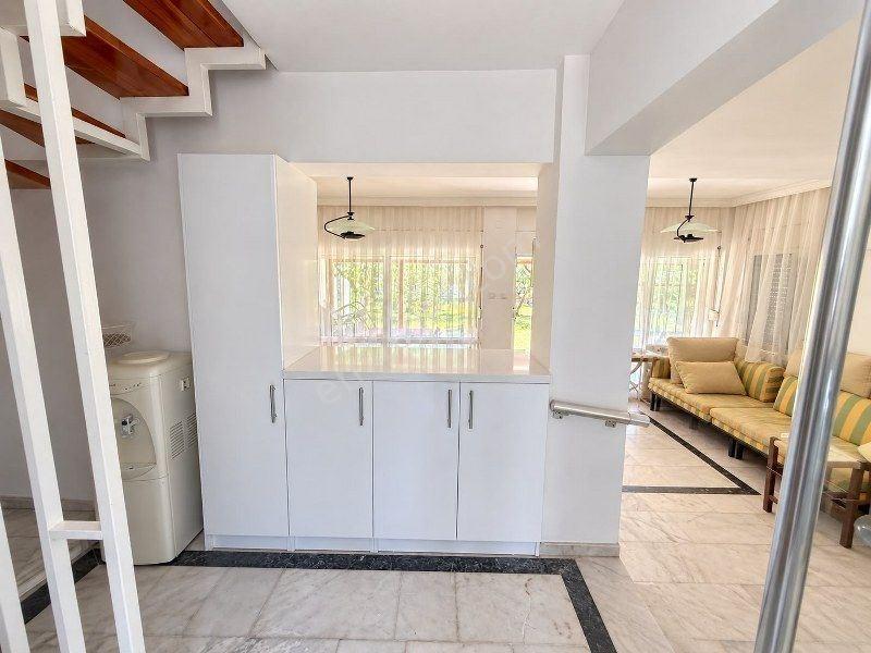 İzmir Çeşme Ovacık Denize Sıfır Nezih Site İçinde Satılık Villa — fotoğraf 14