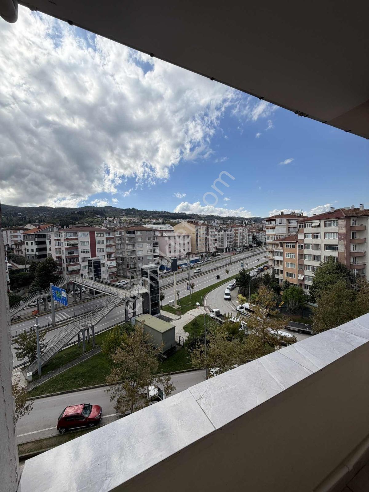 Rota'Dan Karamürsel Salı Pazarı Girişinde Satılık 3+1 Daire!