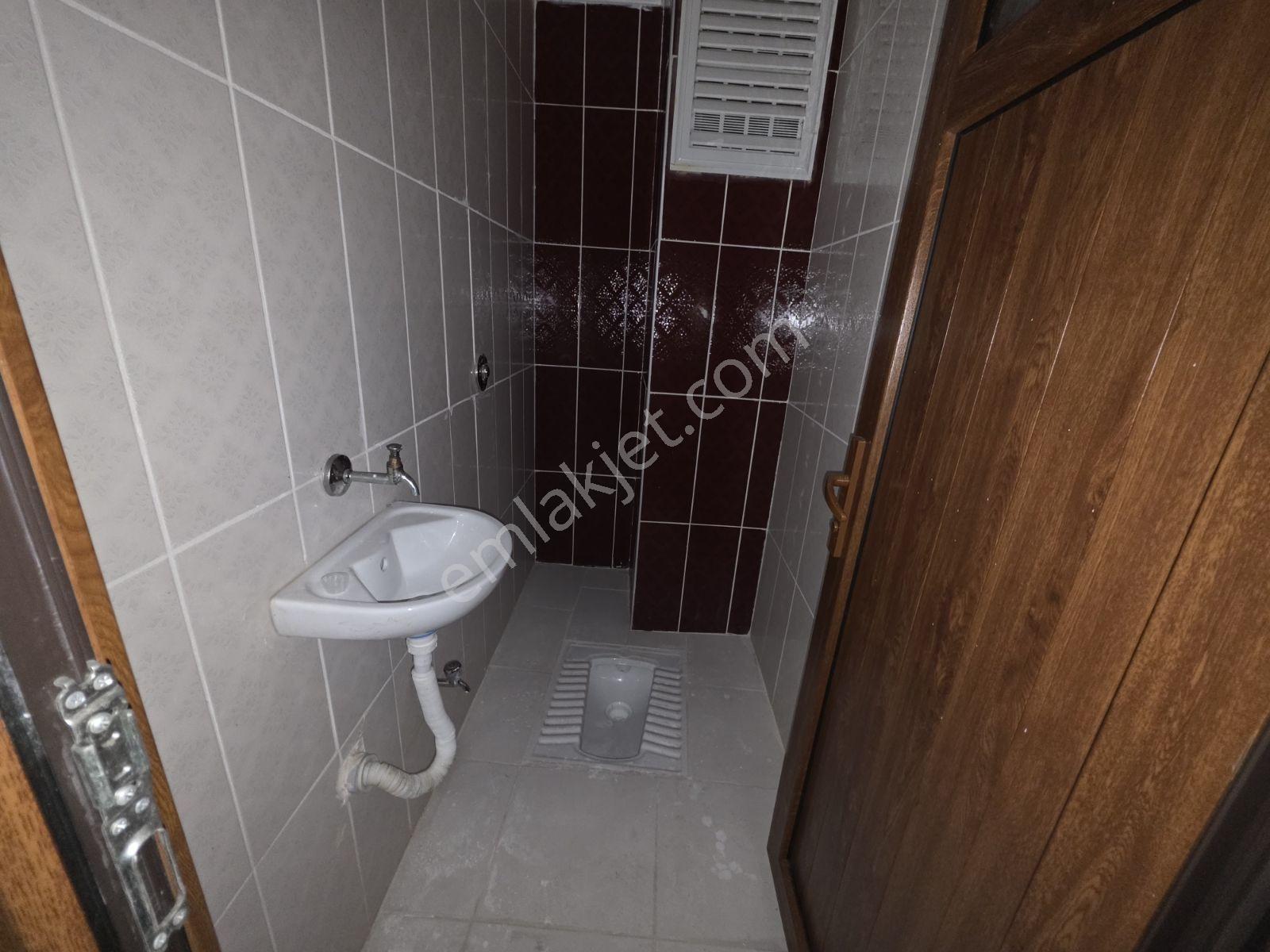 Satılık 2+1 Ön Cephe Yüksek Camlı Giriş Gibi Bahçe Katı — fotoğraf 12