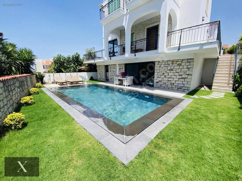 Alaçatı Sakızlar | 350 M² Havuzlu Lüks Villa | Müştemilatlı
