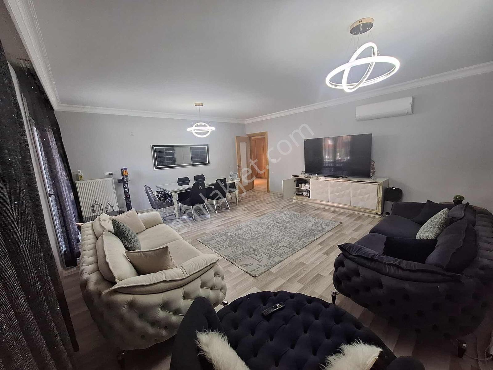 Karşıyaka Örnekköy Saklıbahçe Evlerinde Havuzlu 170 M² Daire