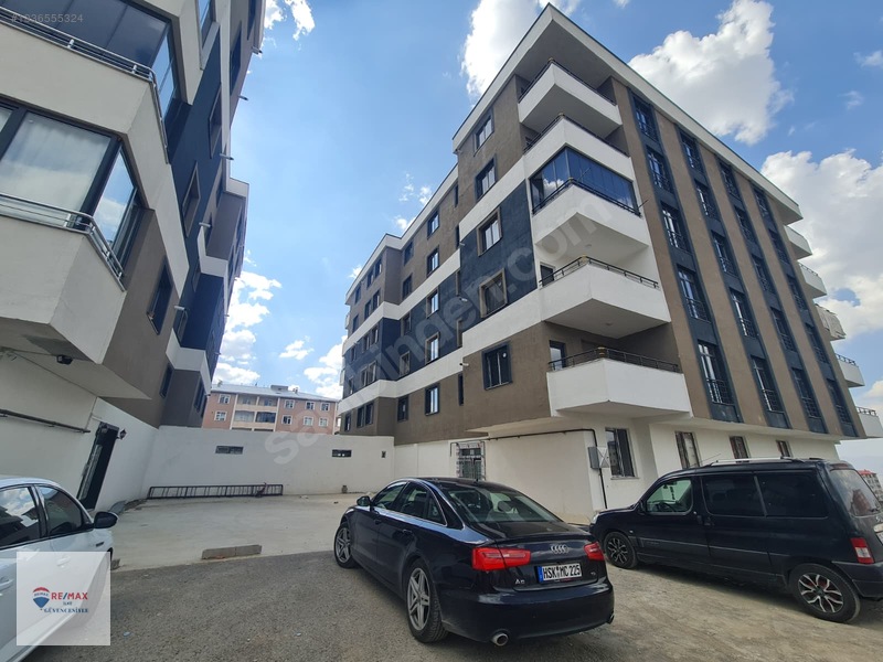 Remax İlke'den Yunusemre'de 3+1 Lüks Kiralık Daire