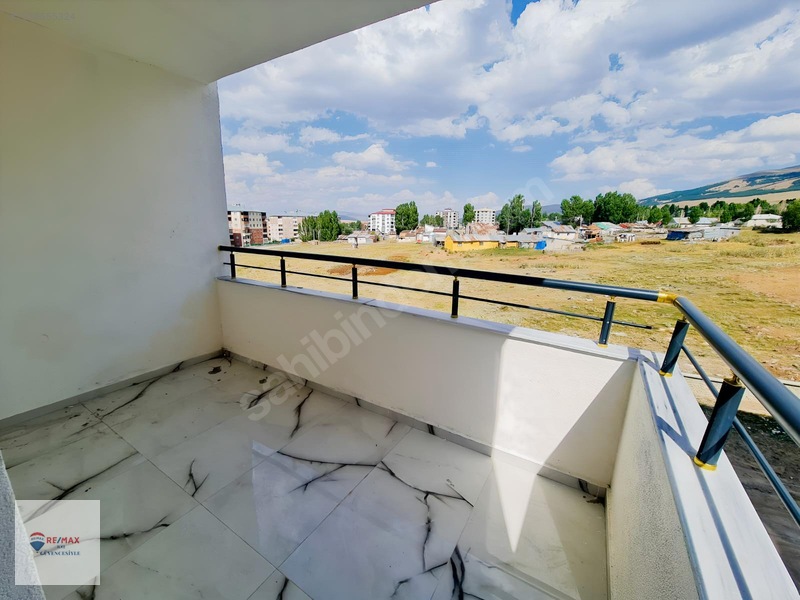 Remax İlke'den Yunusemre'de 3+1 Lüks Kiralık Daire — fotoğraf 3