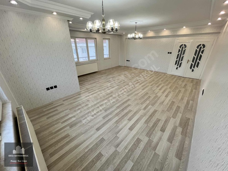 Ekici'den Osmangazi'de Ana Cadde Üzeri Full Bakımlı 3+1 Daire — fotoğraf 13
