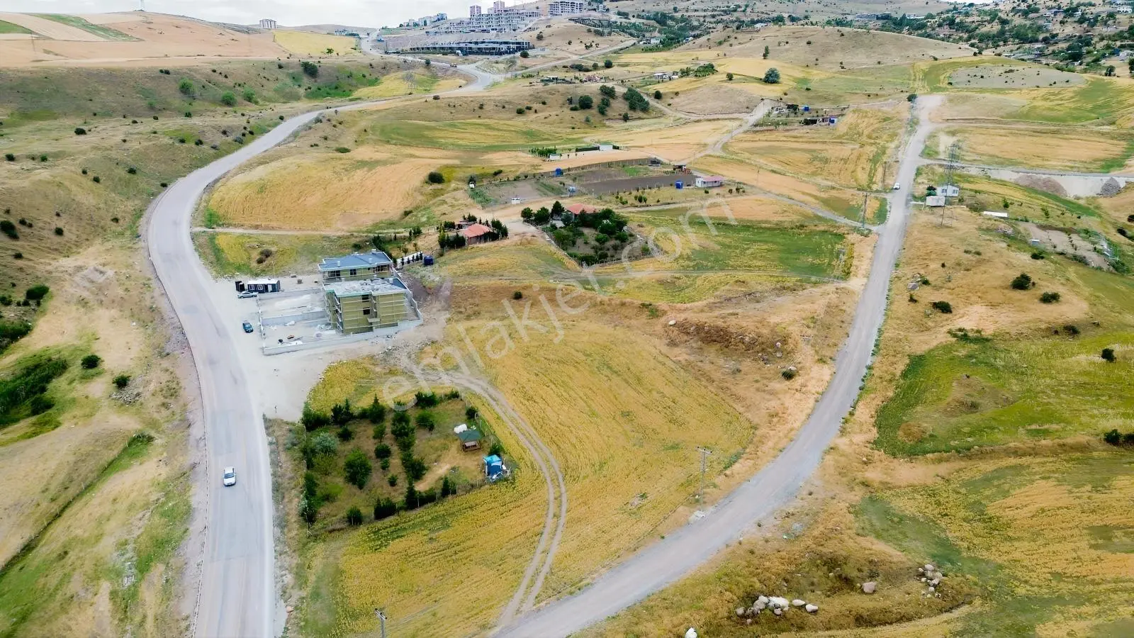 İmaremlak2'den Tek Tapu 2 Tarafı Yola Cephe 1840m2 Köşe Parsel — fotoğraf 5