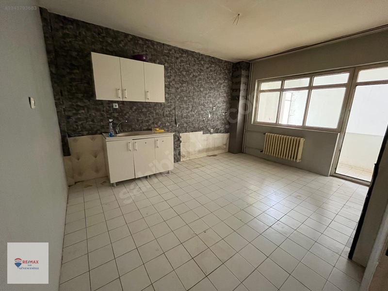 Remax İlke'den Terminal Caddesinde 3+1 Kiralık Ofis — fotoğraf 2