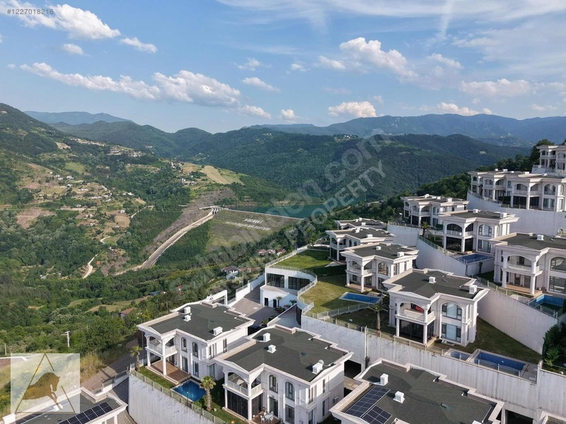Zümrüd Ü Anka Yuvacık Da En Ön Sıra Şerefiyeli Satılık 4+1 Villa
