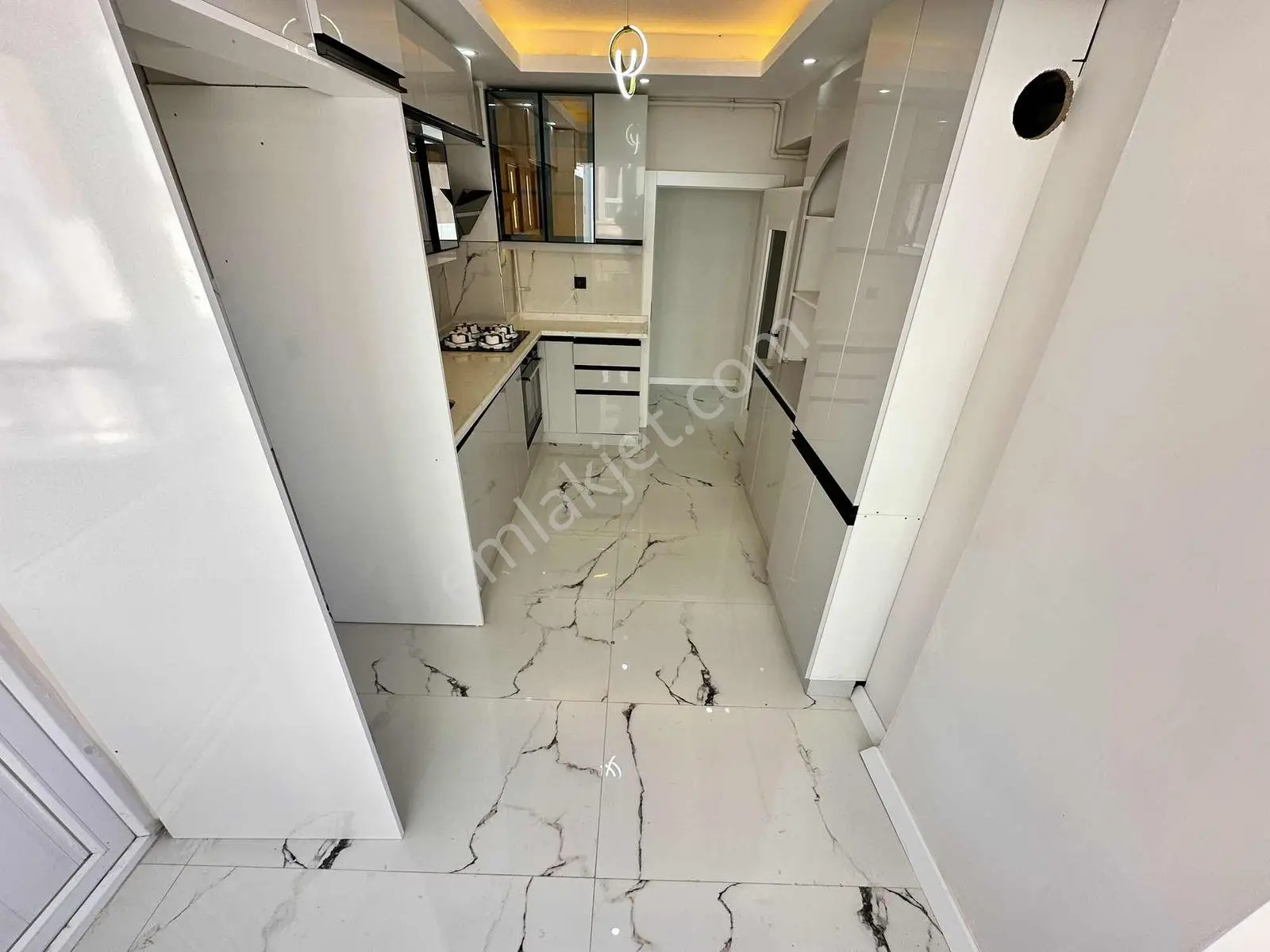 Ulukan'dn Andiçen'de Salon Bağımsız Full+full Yapılı Ara Kat 3+1 — fotoğraf 5