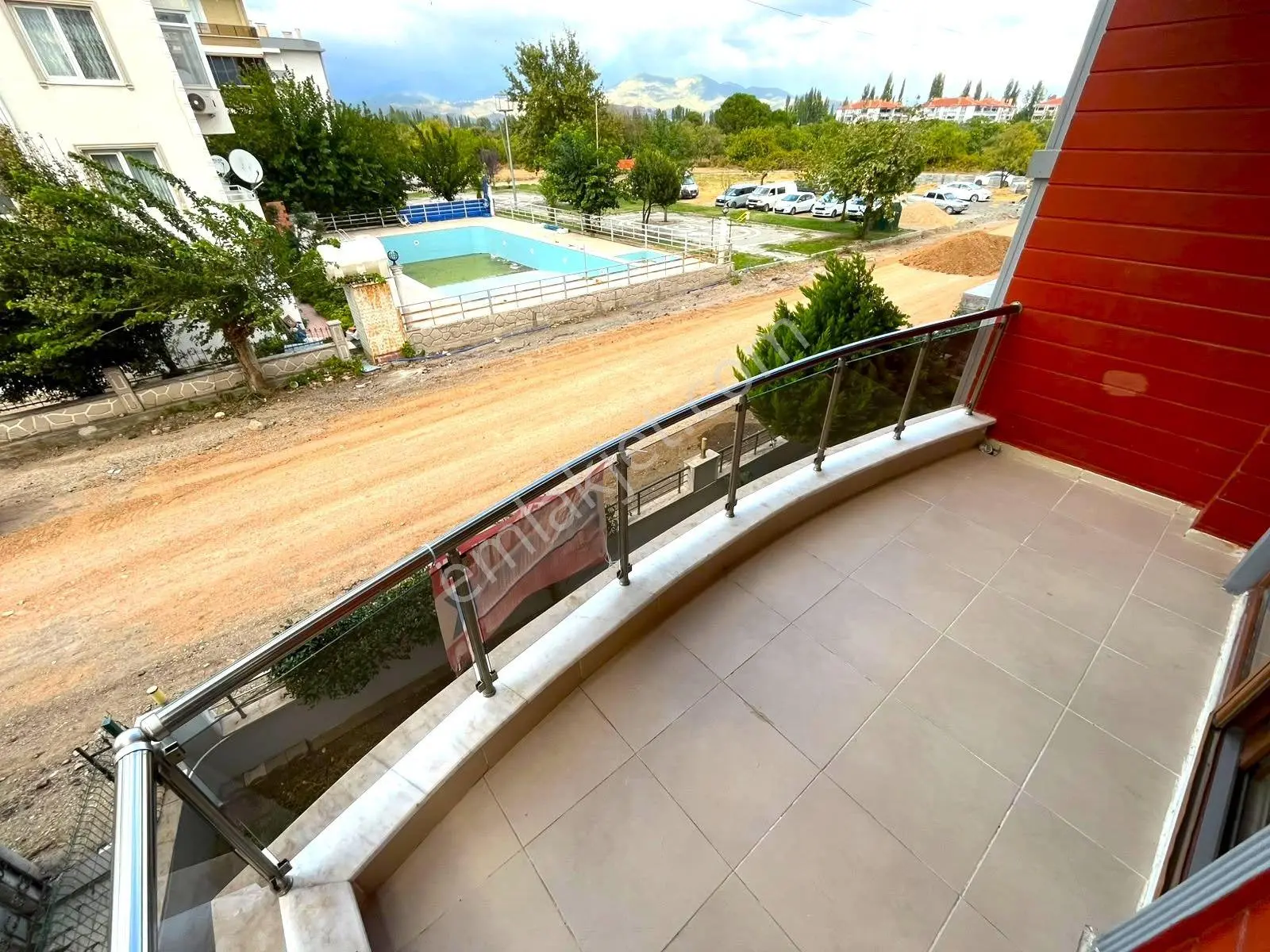 Gümüş'den Akçay'da Ön Cephe Arakat Şık Tasarımlı Kombili 2+1 Daire! — fotoğraf 3