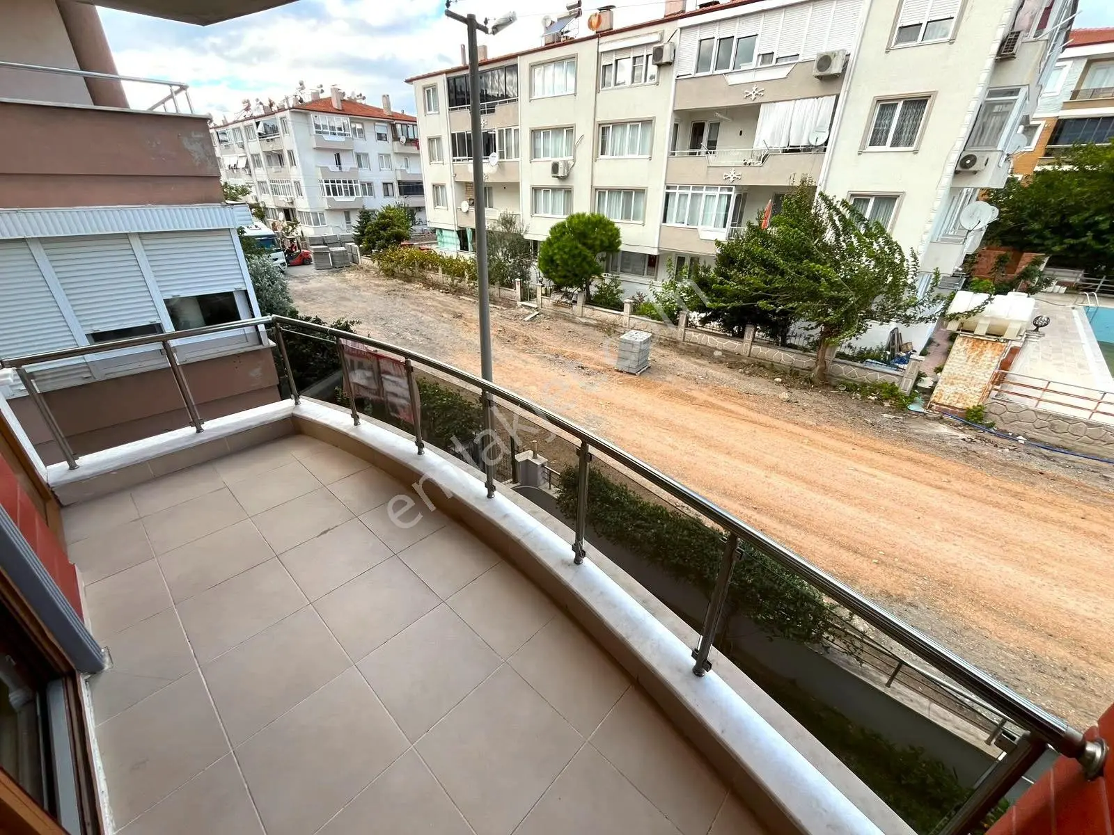 Gümüş'den Akçay'da Ön Cephe Arakat Şık Tasarımlı Kombili 2+1 Daire! — fotoğraf 18