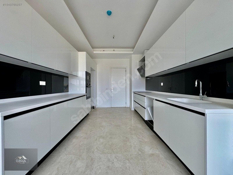Özgül Emlaktan Lüx Sitede Manzaralı K.otoparklı Sıfır 4+1kiralık — fotoğraf 7
