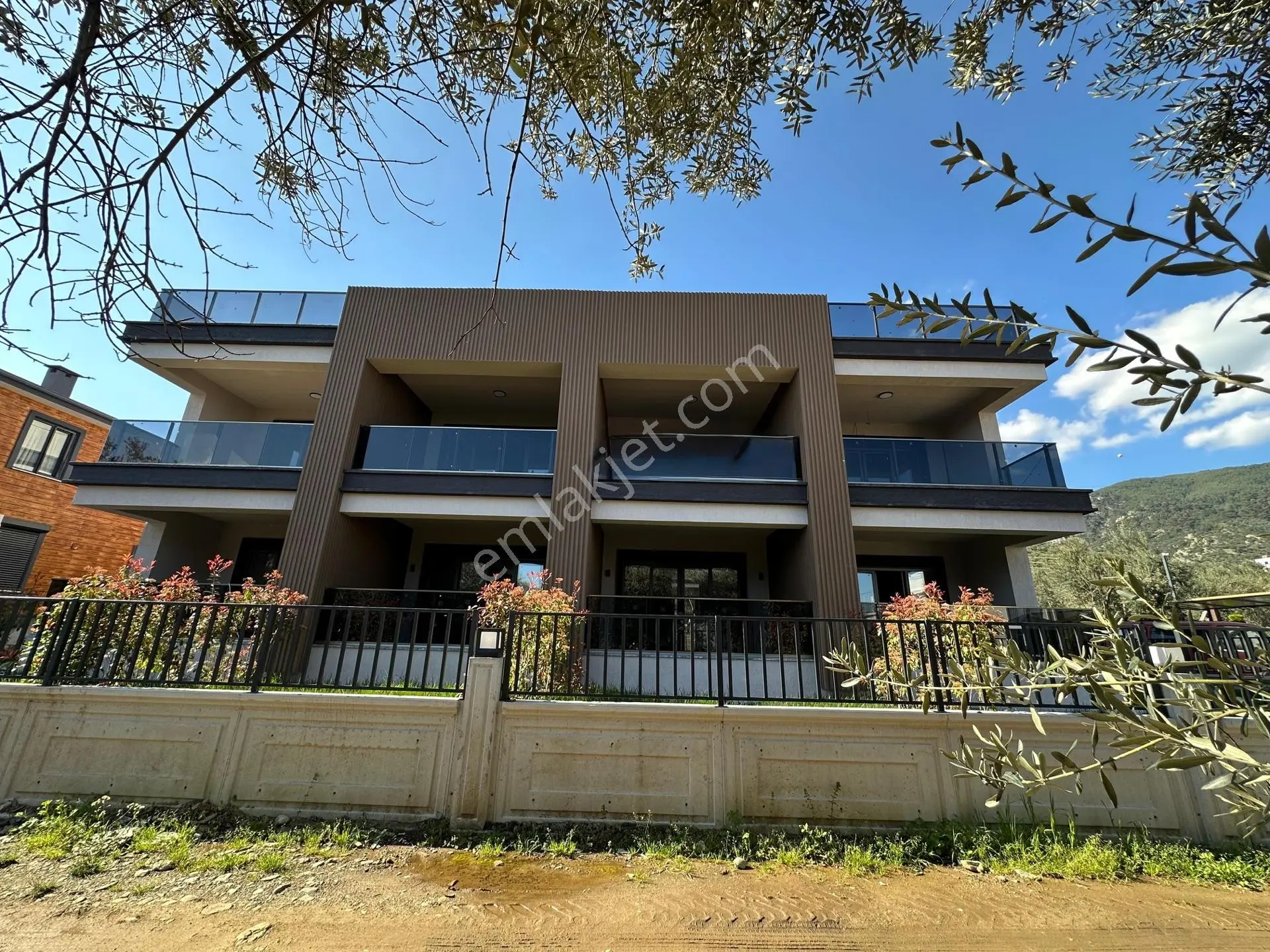 Altınoluk Merkezde Satılık 3+1 Sıfır Villa