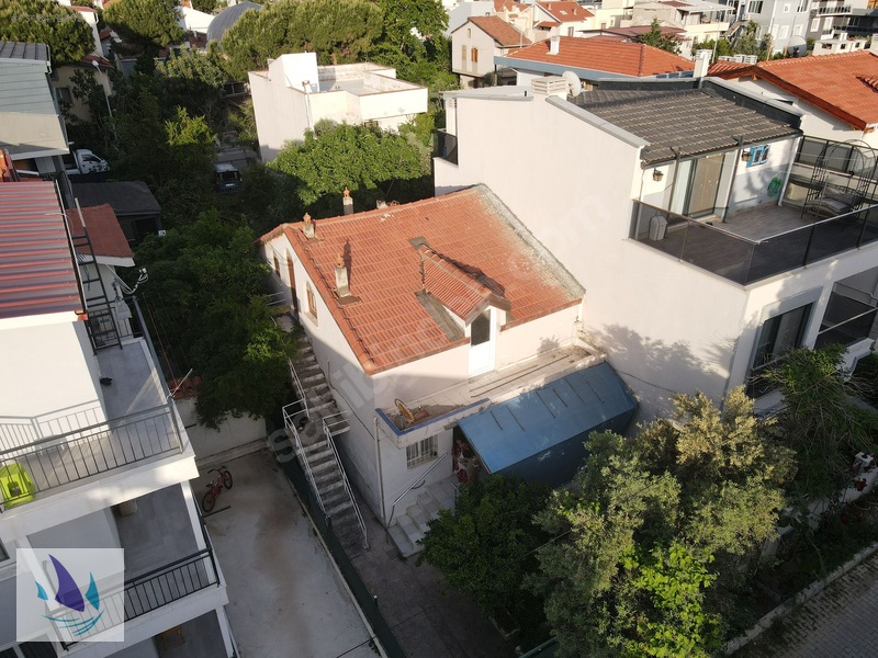 Urla'da Çamlıçay Denize Yakın İçinde Evi De Olan Arsa Satılık