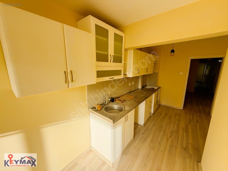 Karşıyaka Bostanlıda Merkezi Konumlu Kiralık 3+1 Klasik Daire