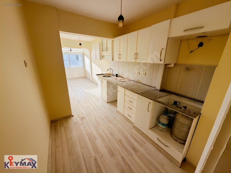 Karşıyaka Bostanlıda Merkezi Konumlu Kiralık 3+1 Klasik Daire — fotoğraf 2