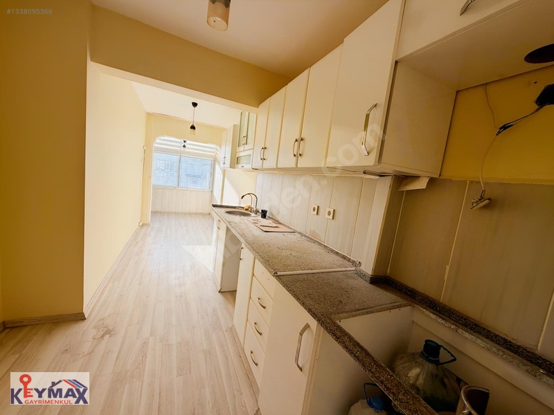 Karşıyaka Bostanlıda Merkezi Konumlu Kiralık 3+1 Klasik Daire — fotoğraf 3