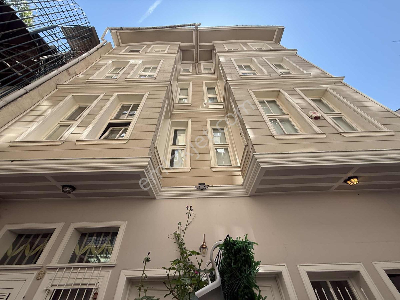 Vişnezade Satılık 2+1 Ters Dubleks Akaretler Nişantaşı
