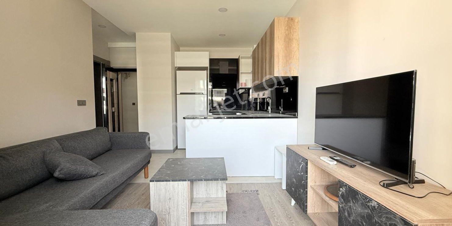 Altıntaş'ın Prestijli Sitesinde Eşyalı Havuz Cepheli Satılık 1+1 — fotoğraf 2