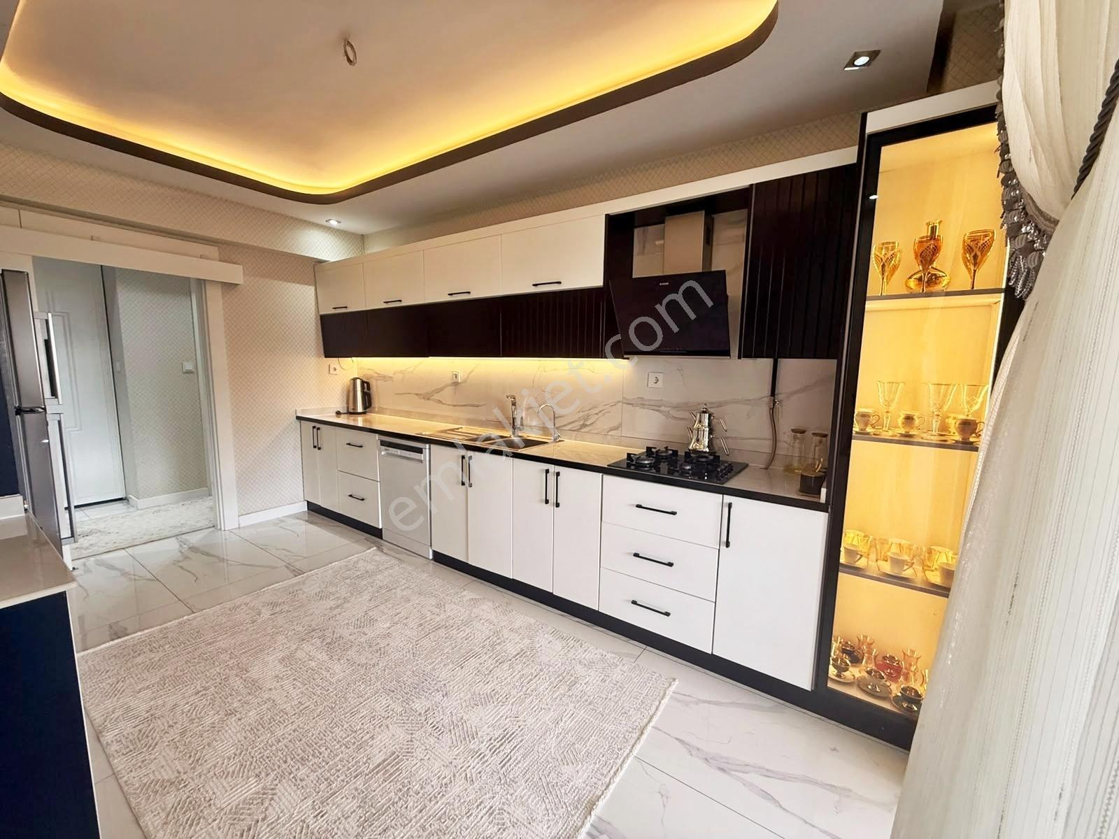 Alpaslan1'de Arakat Masrafsız Geniş Balkon Geniş Oturm Lüx3.5+1 — fotoğraf 2