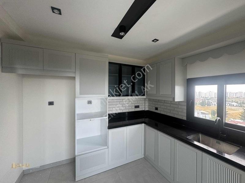 Emr'den Cadde Üzeri Göl Manzaralı 2+1 Lüks Satılık Daire — fotoğraf 4