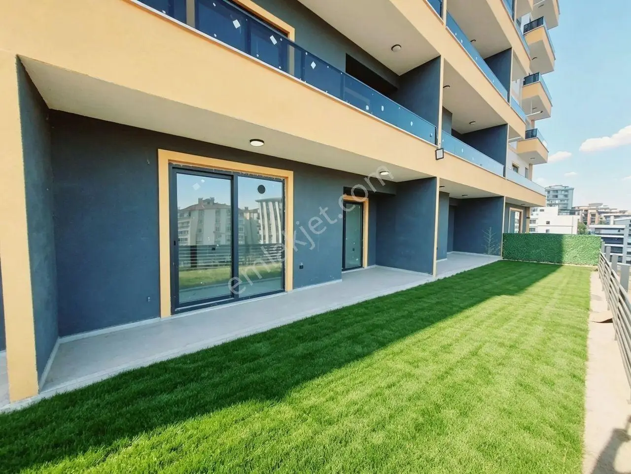 Uytundan Edremit'De Sitede Havuzlu Otoparklı 3+1 Bahçe Dubleksi