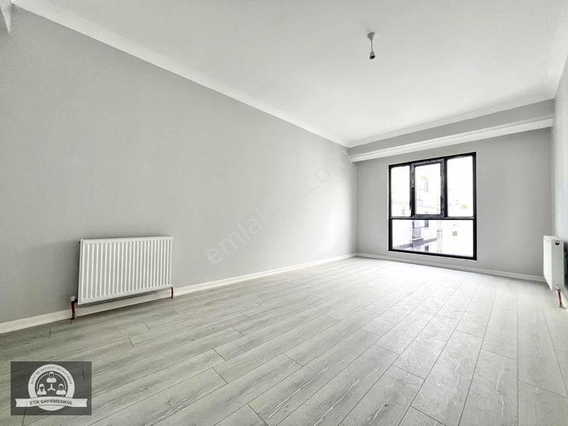 Sancaktepe Veysel Karani'de Metroya Yakın Net 80m2 Arakat