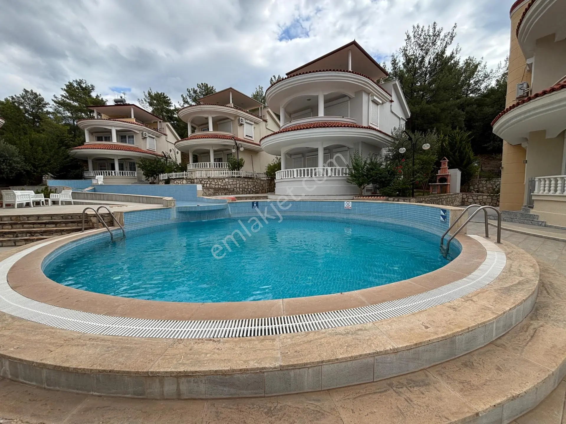 Akbük’te Havuzlu Sitede 4+1 Tam Müstakil Villa | Denize 800 M