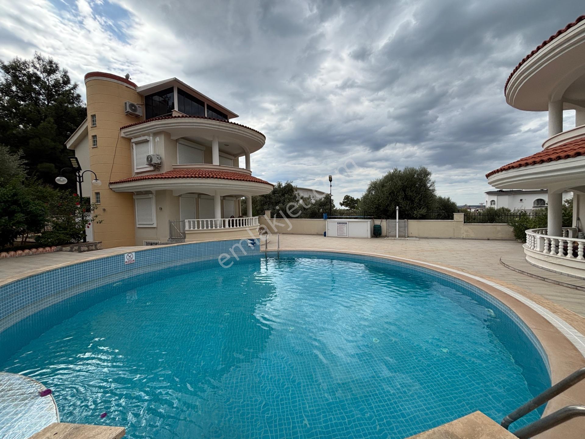 Akbük’te Havuzlu Sitede 4+1 Tam Müstakil Villa | Denize 800 M — fotoğraf 8