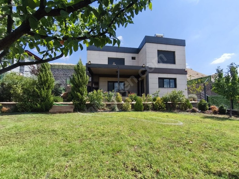 Remax Özgür'den Burç Esentepe De Müthiş Yaşam Alanı Eşyalı Villa