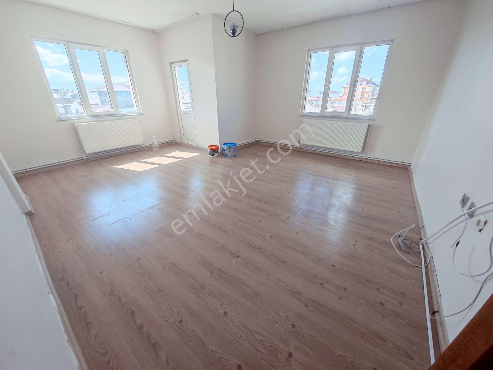 Çamçeşme Mah E-5 Cuma Pazarına Yakın 2+1 Kombili Daire