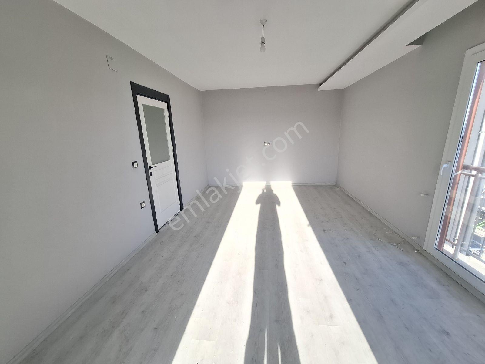 E-5 Yoluna Çok Yakın Özel Güvenlikli Acill Satılık 3+1 Daire — fotoğraf 5