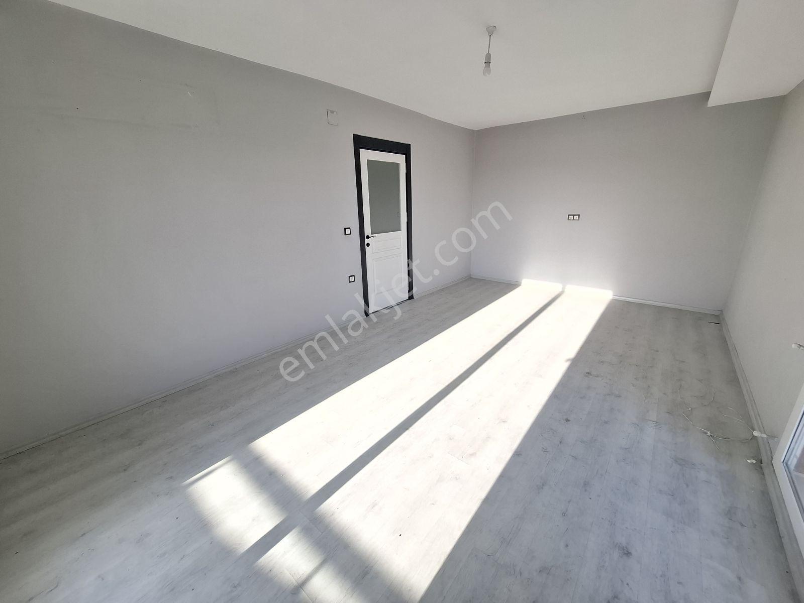 E-5 Yoluna Çok Yakın Özel Güvenlikli Acill Satılık 3+1 Daire — fotoğraf 6