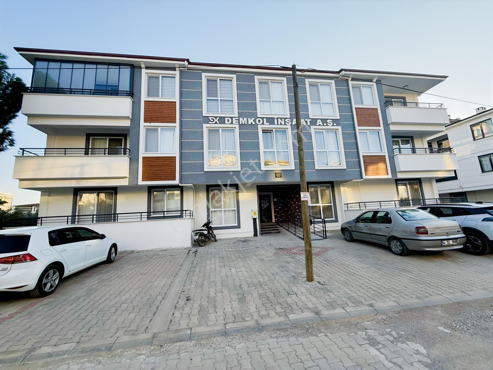Yamaç Emlaktan Mükemmel Konumda Cam Sokağında 3+1 Daire Ara Kat