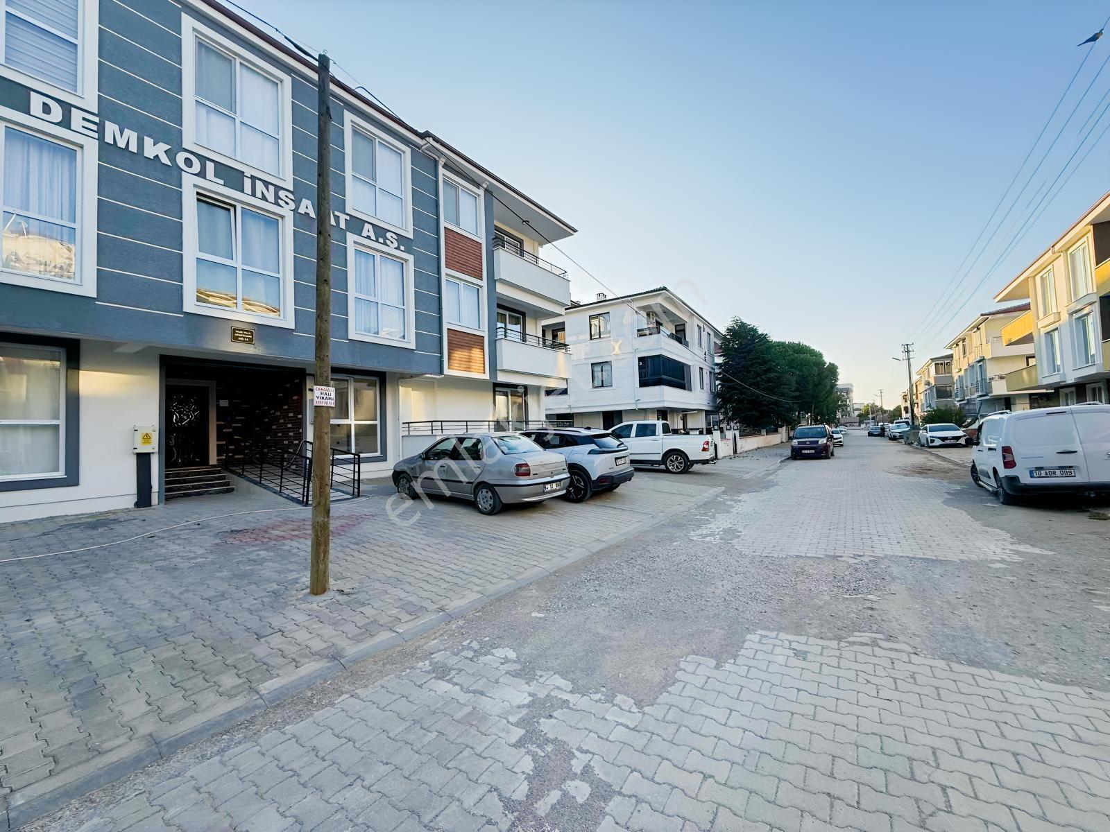Yamaç Emlaktan Mükemmel Konumda Cam Sokağında 3+1 Daire Ara Kat — fotoğraf 2