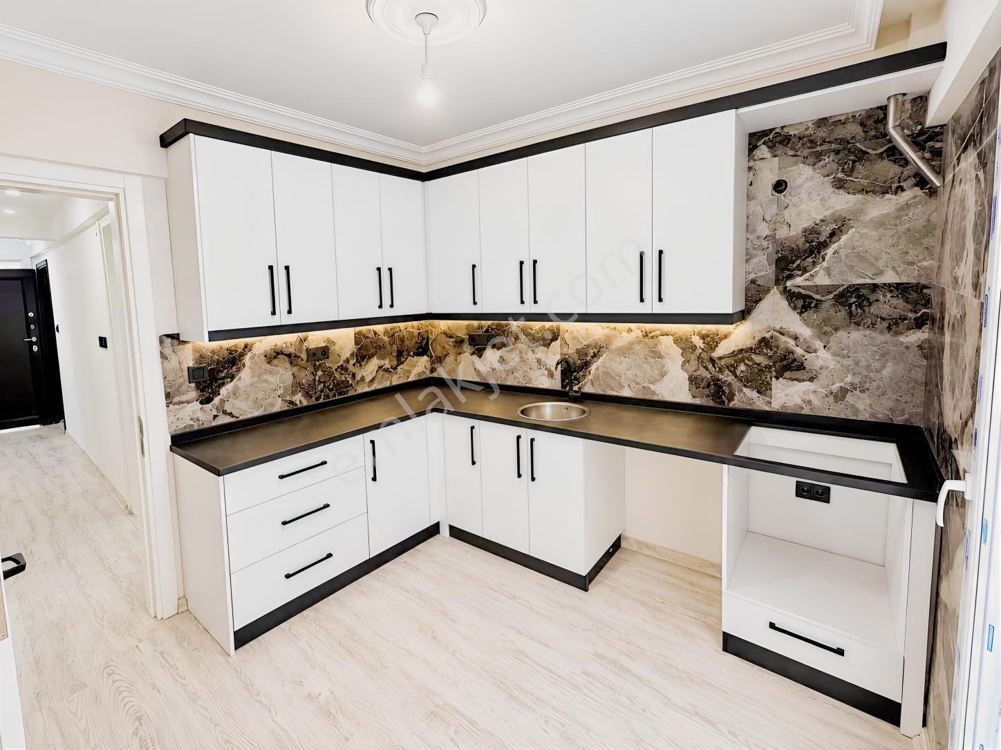 Kuşadası Sehir Merkezinde Satılık Kelepir 2+1 90 M2 Daire