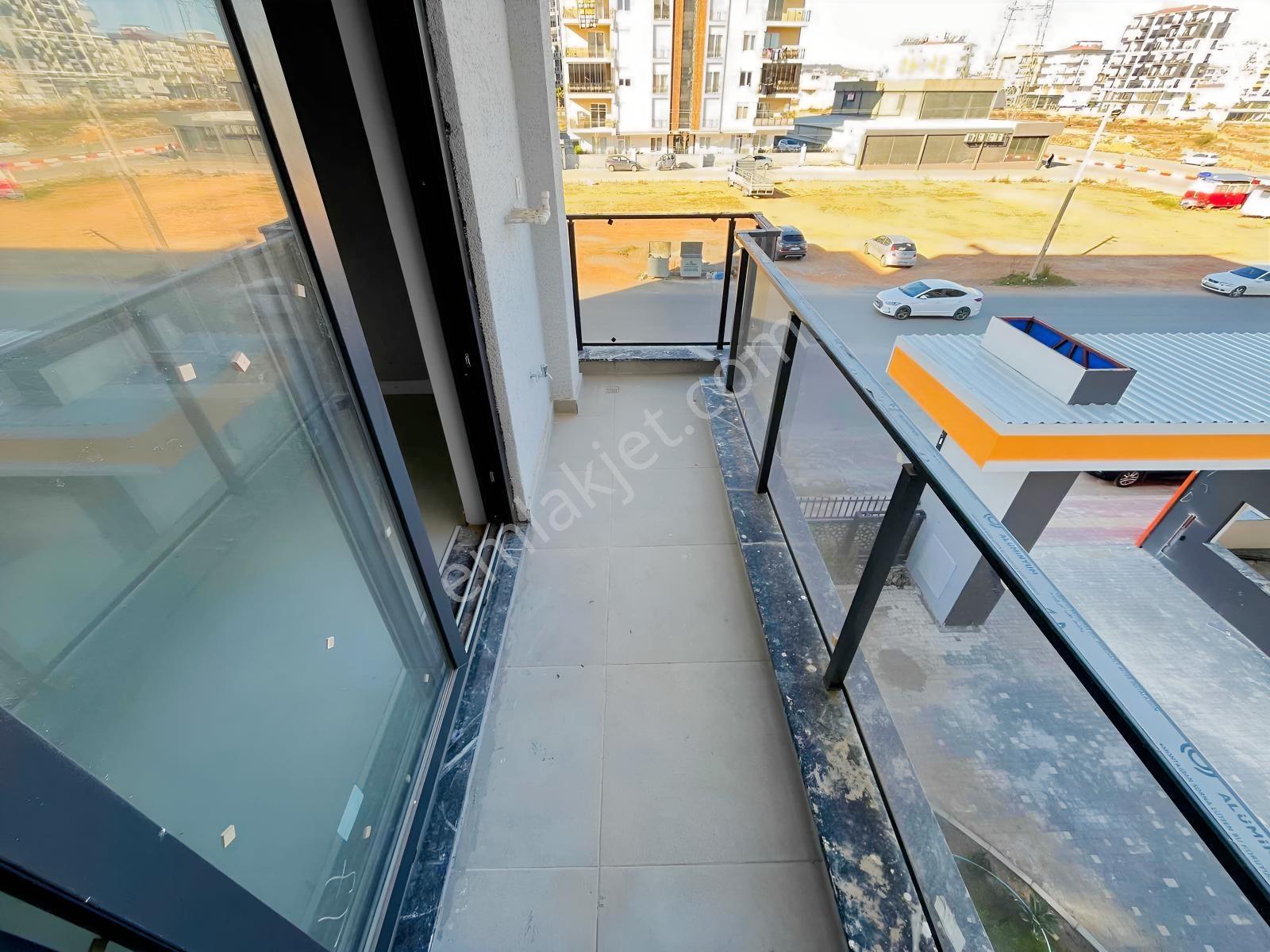 Havuzlu Kapalı Otoparklı Site İçinde Geniş Ve Lüks 1+1 — fotoğraf 3