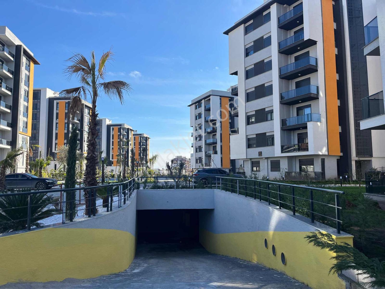 Havuzlu Kapalı Otoparklı Site İçinde Geniş Ve Lüks 1+1 — fotoğraf 13