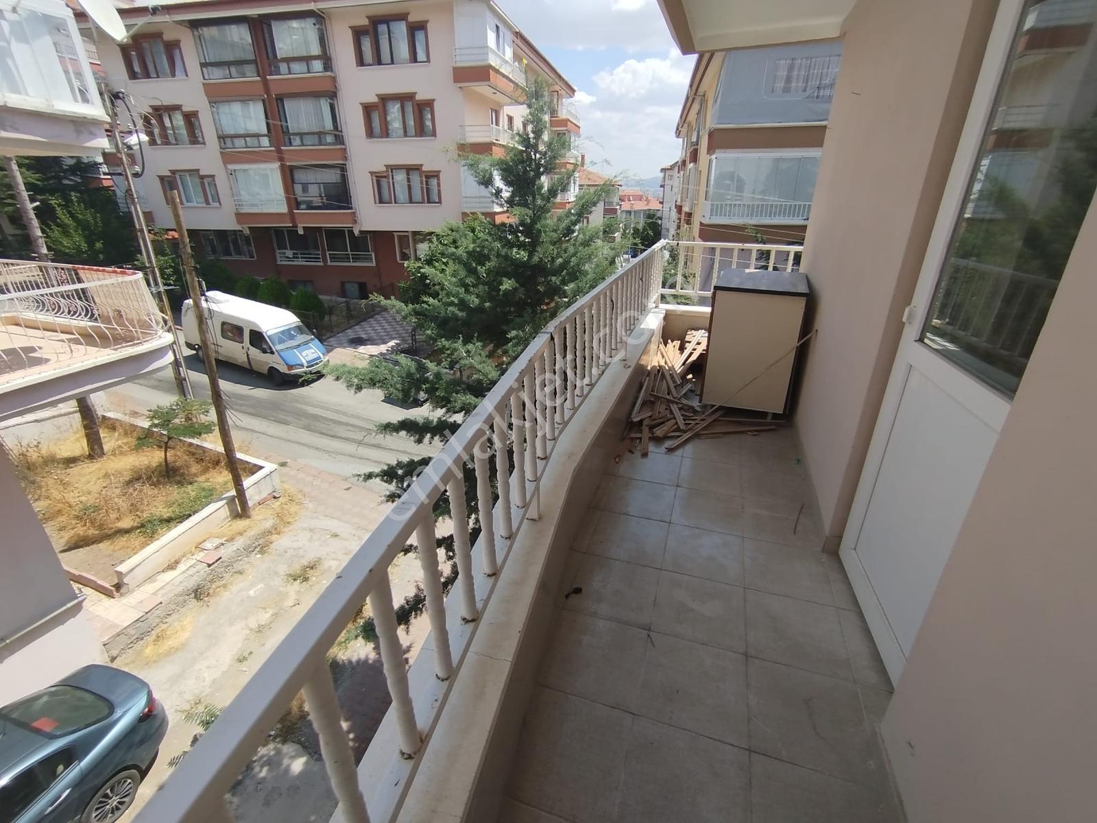 Cadde'ye Yakın_ İskanlı_ Yapılı_ Ara Kat_ 3+1 Fırsat — fotoğraf 9