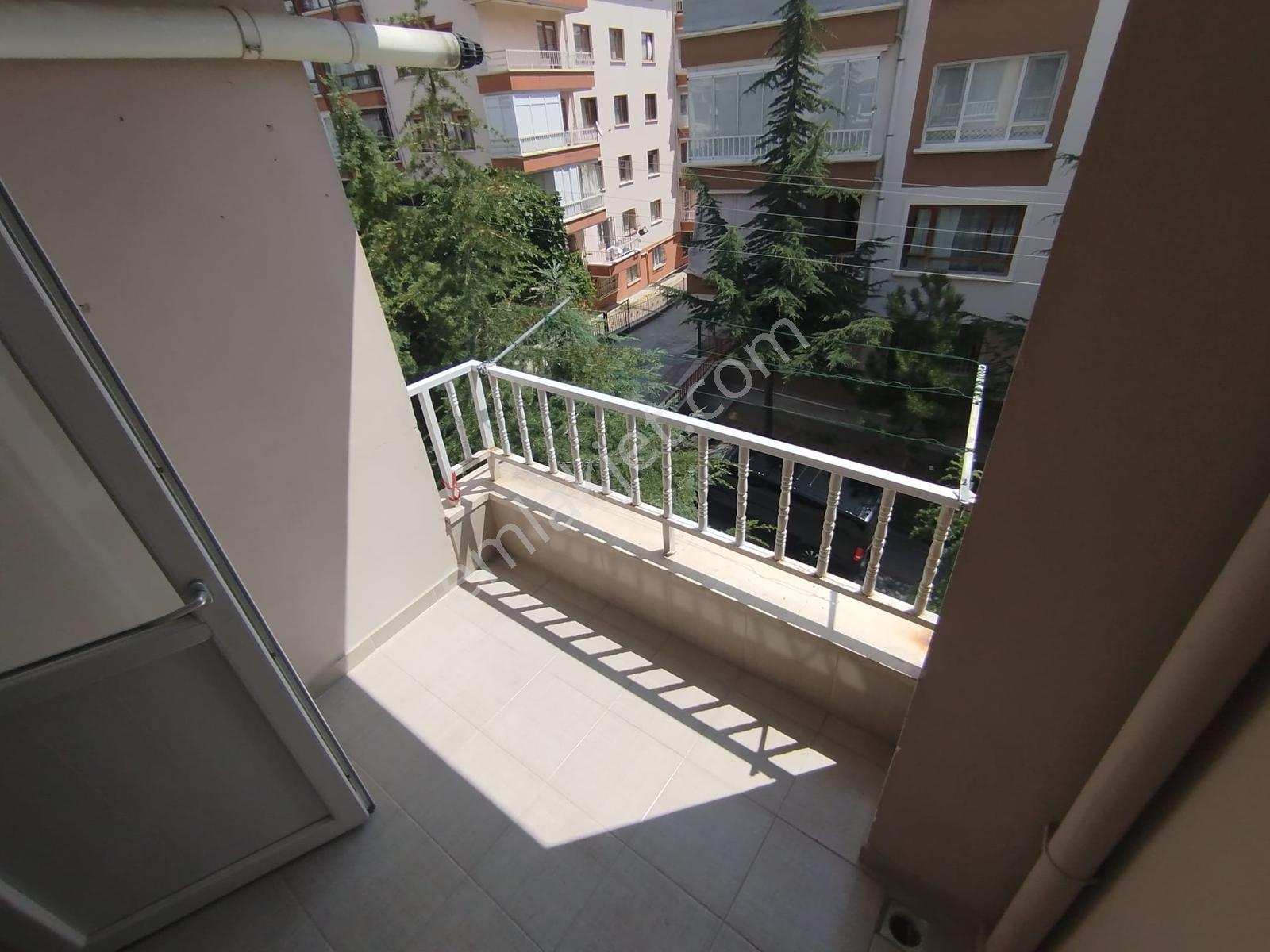 Cadde'ye Yakın_ İskanlı_ Yapılı_ Ara Kat_ 3+1 Fırsat — fotoğraf 12