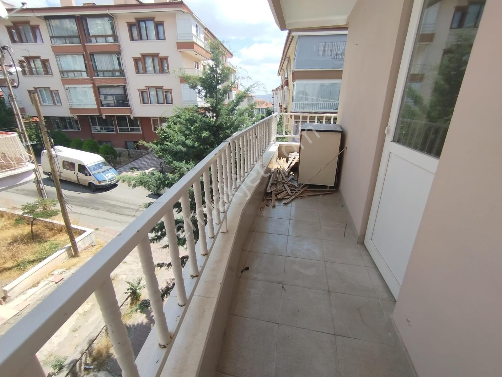 Cadde'ye Yakın_ İskanlı_ Yapılı_ Ara Kat_ 3+1 Fırsat — fotoğraf 13