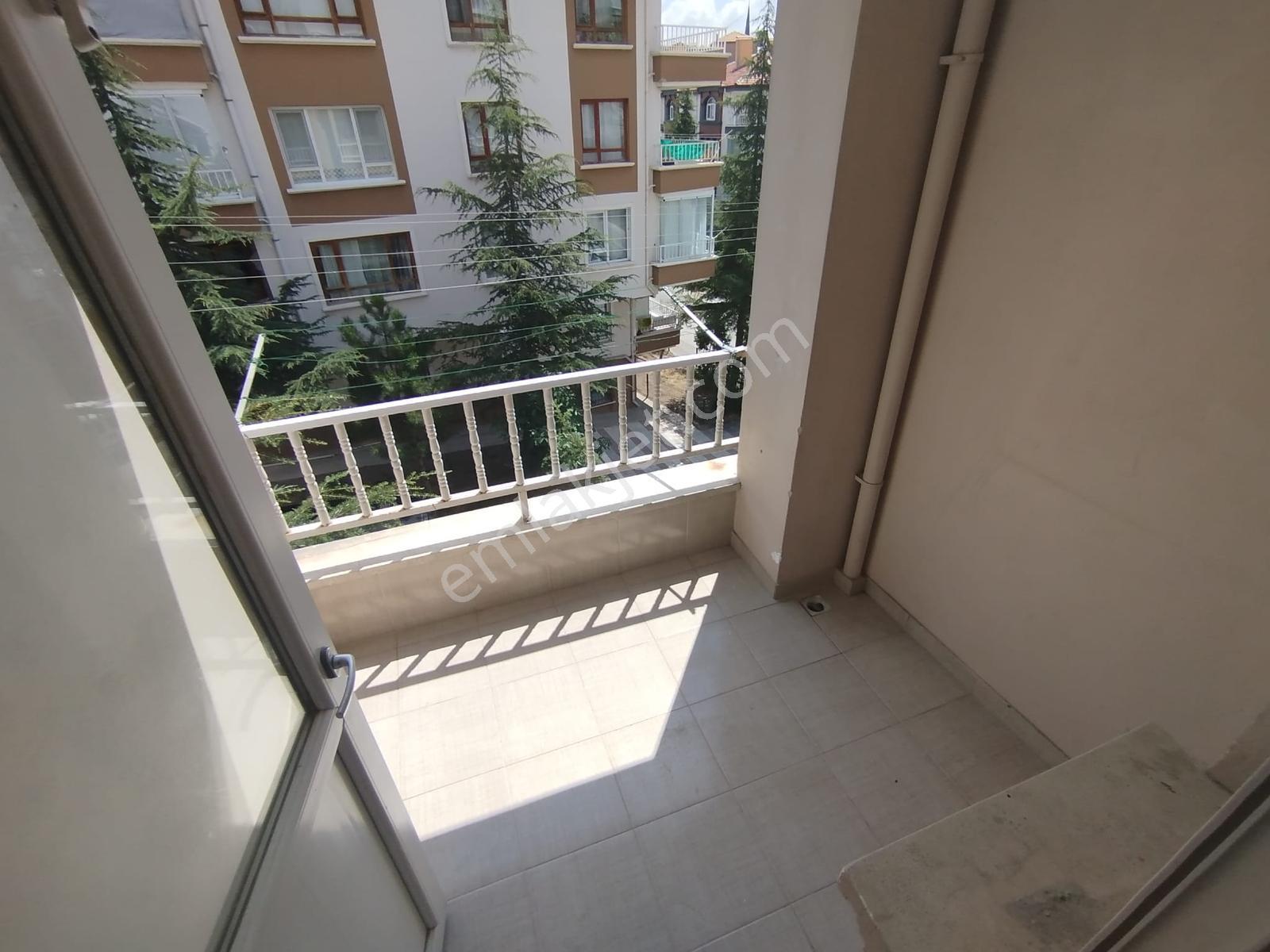 Cadde'ye Yakın_ İskanlı_ Yapılı_ Ara Kat_ 3+1 Fırsat — fotoğraf 24