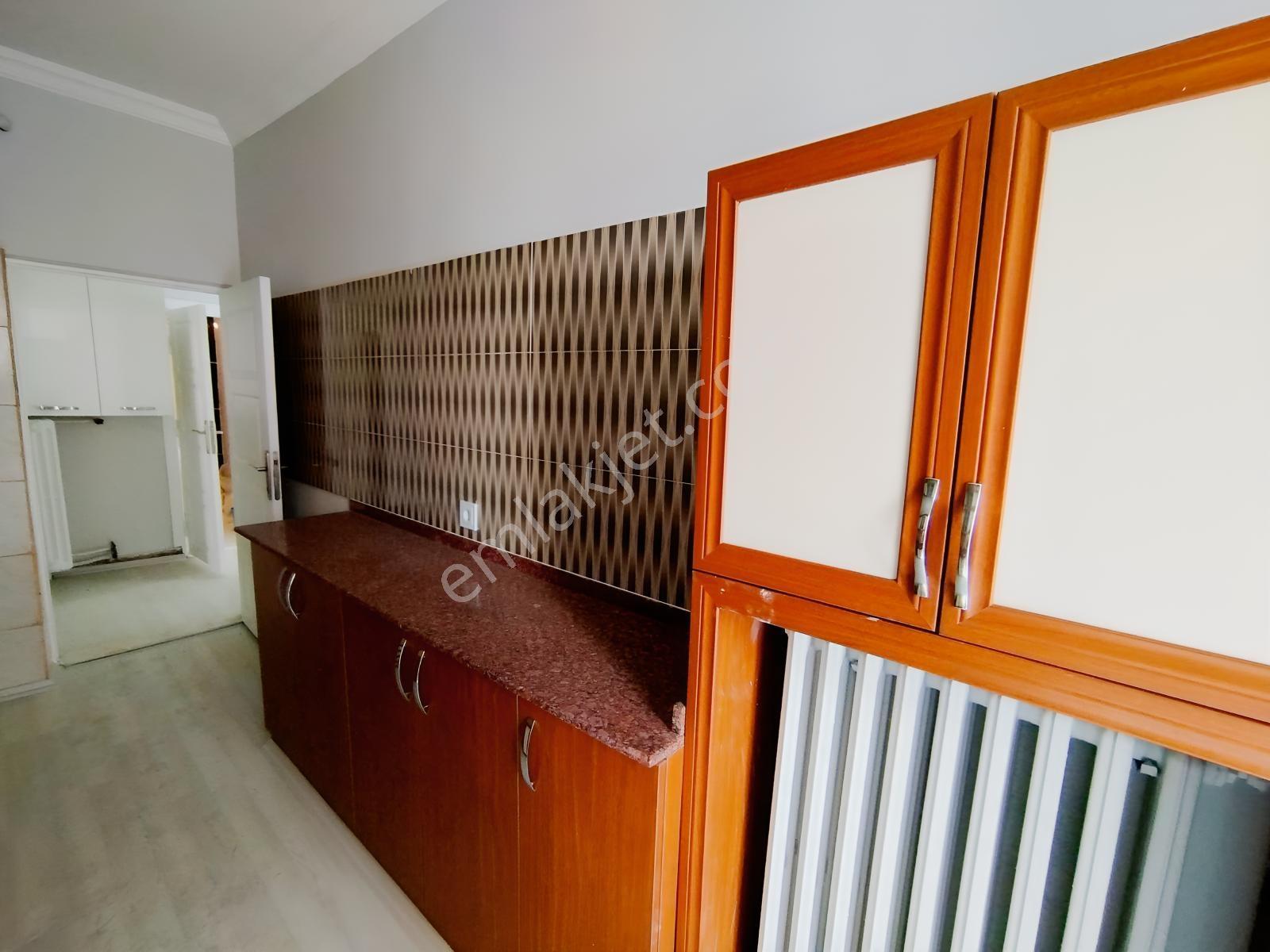 Bahadan Konevinde Merkezi Yerde Hesaplı Satılık 3+ Daire
