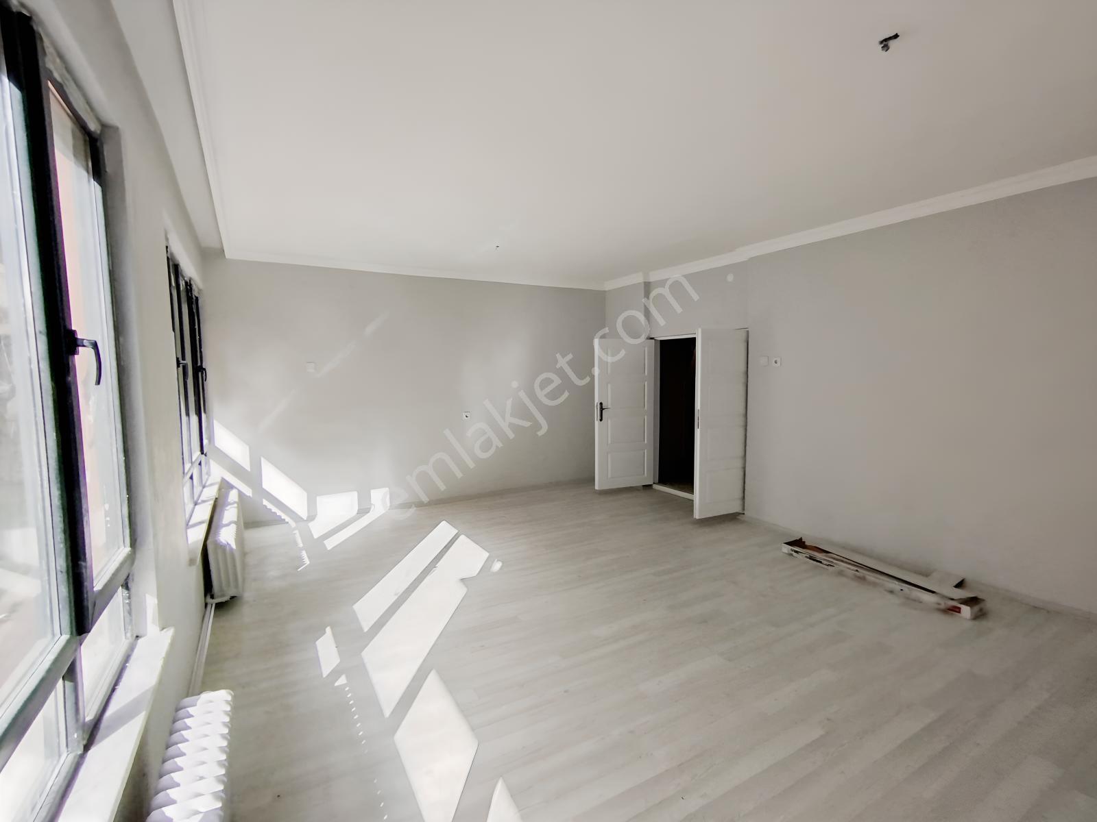 Bahadan Konevinde Merkezi Yerde Hesaplı Satılık 3+ Daire — fotoğraf 4