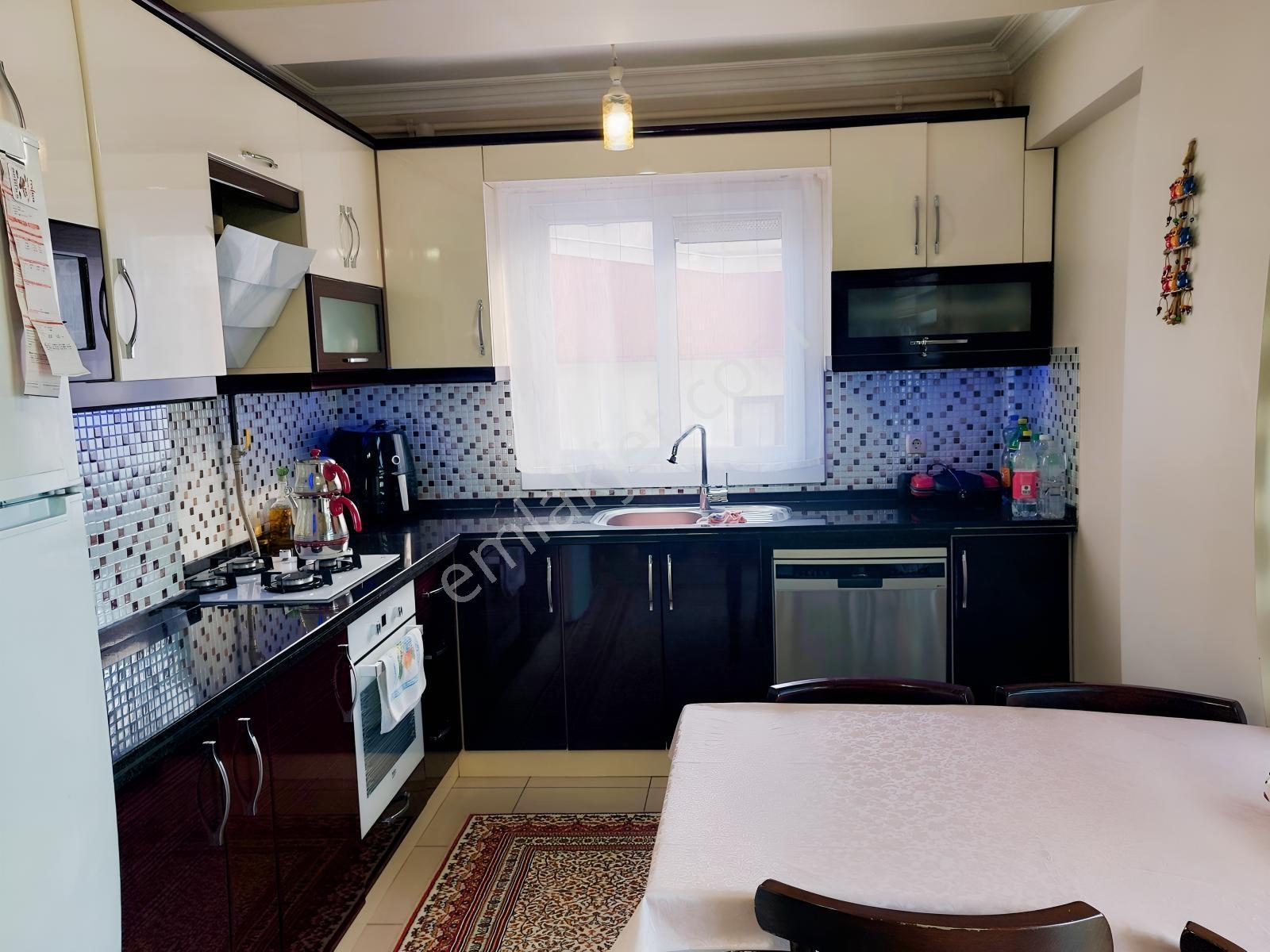 Acil Metro İstasyonu Karşısı D.gazlı Ebeveyn Banyolu 120m2 3+1 — fotoğraf 7