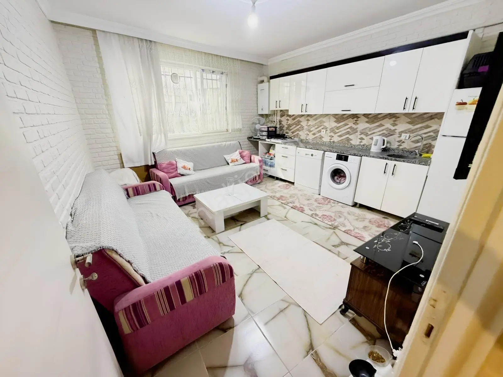 Cadde Dibinde Yeni Bina Full Eşyalı 1+1 Temiz Lüks Daire ..!!!