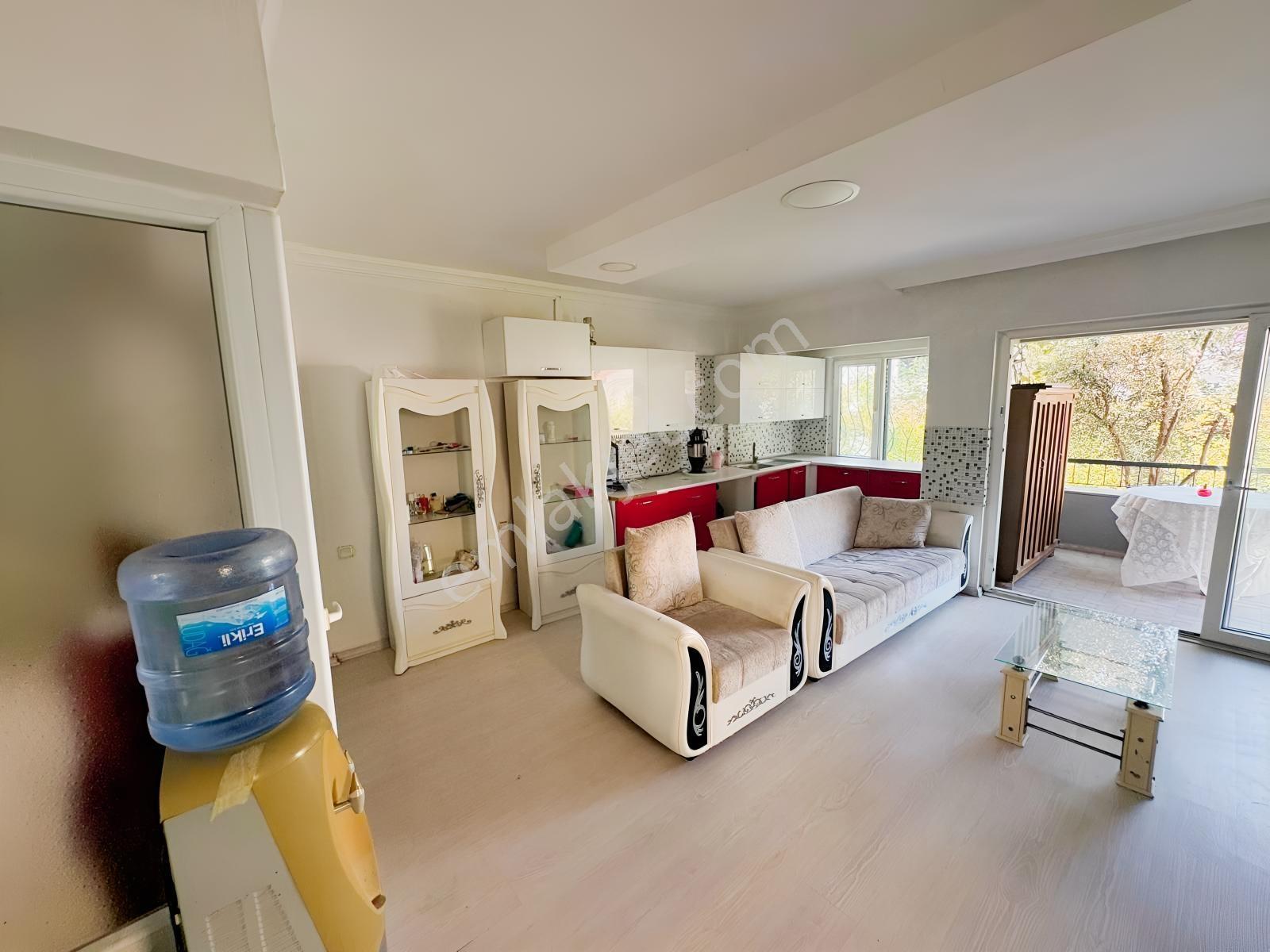 Kuşadası Merkezde Marinaya 2 Dakika | 8+1, 4 Katlı Bahçeli Villa