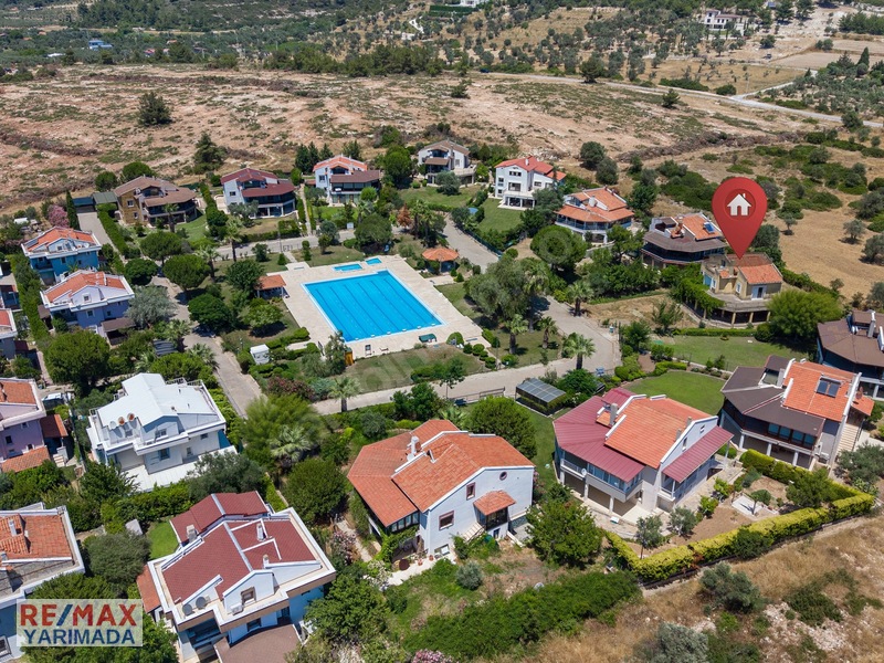Urla Torasan'da Site İçinde 1.271m2 Arsa Paylı Natamam Villa — fotoğraf 4