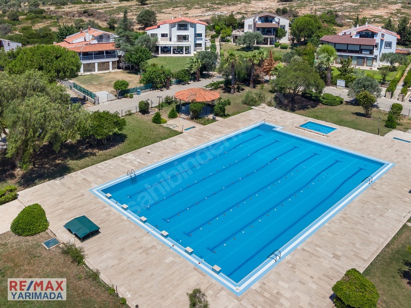 Urla Torasan'da Site İçinde 1.271m2 Arsa Paylı Natamam Villa — fotoğraf 5